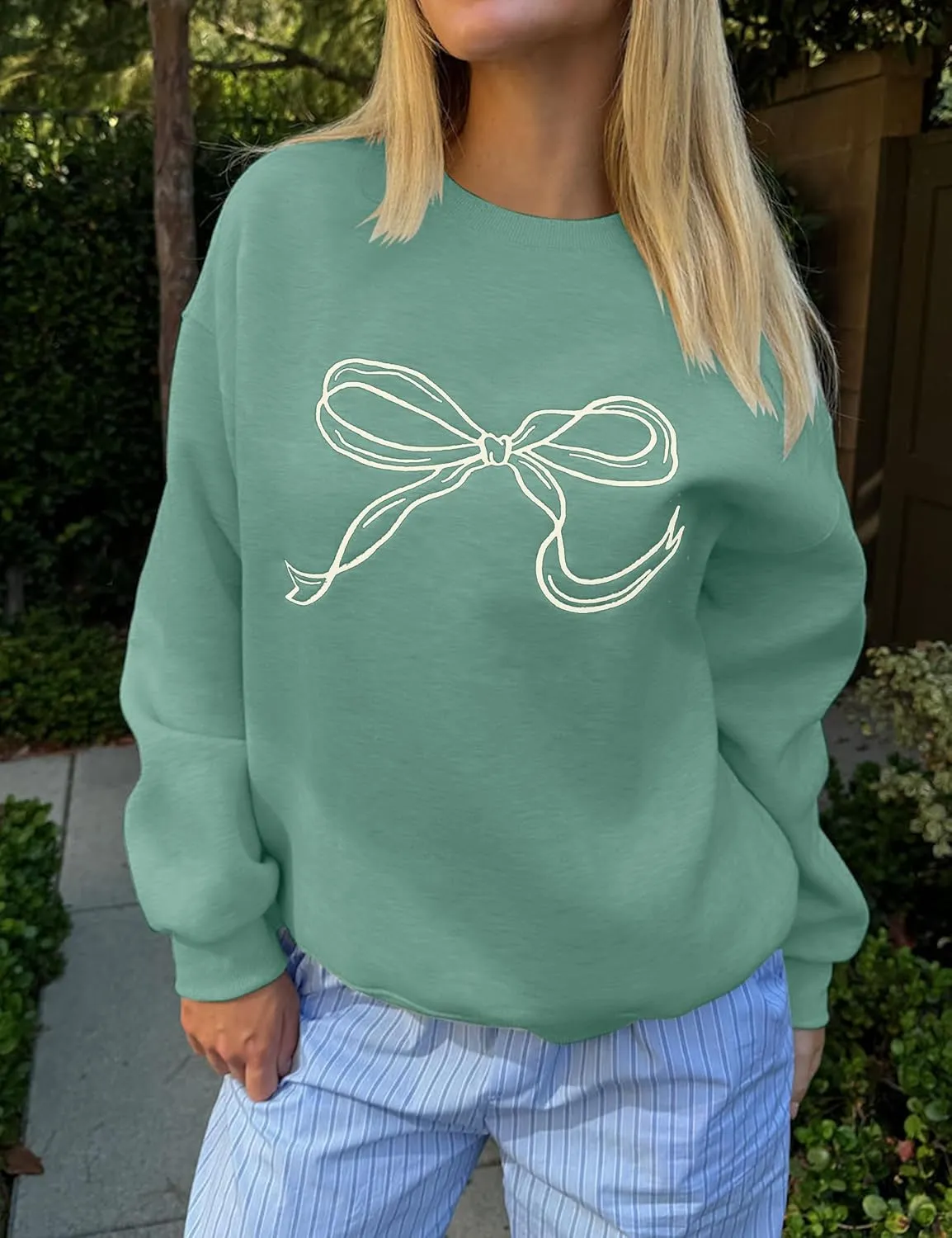 Ythomm Women’s Bow Graphic Sweatshirts Oversized Crewneck Drop Shoulder Pullover Sweatshirt Long Sleeve Tops 2024 Fall Outfit